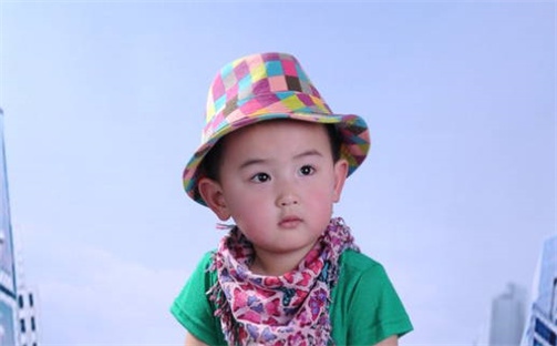 杨姓2026/07/25出生女宝宝起名全攻略：名字推荐与禁忌字分析