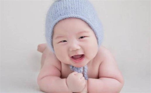 何姓最阳光活泼的女宝宝名字大全（305个）