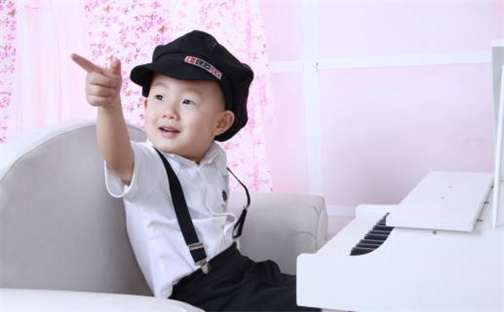 2026年08月10日出生梁姓女宝宝八字五行取名禁忌与建议